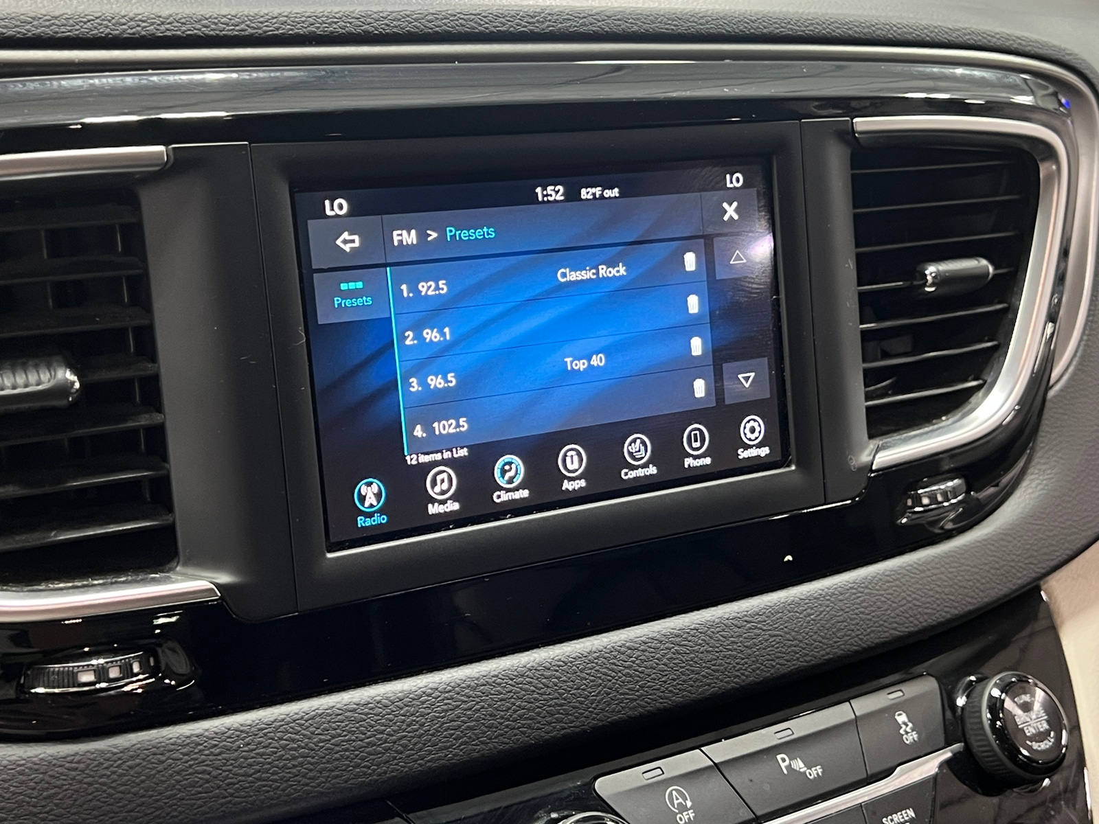Thumbnail: 2020 Chrysler Pacifica - 3