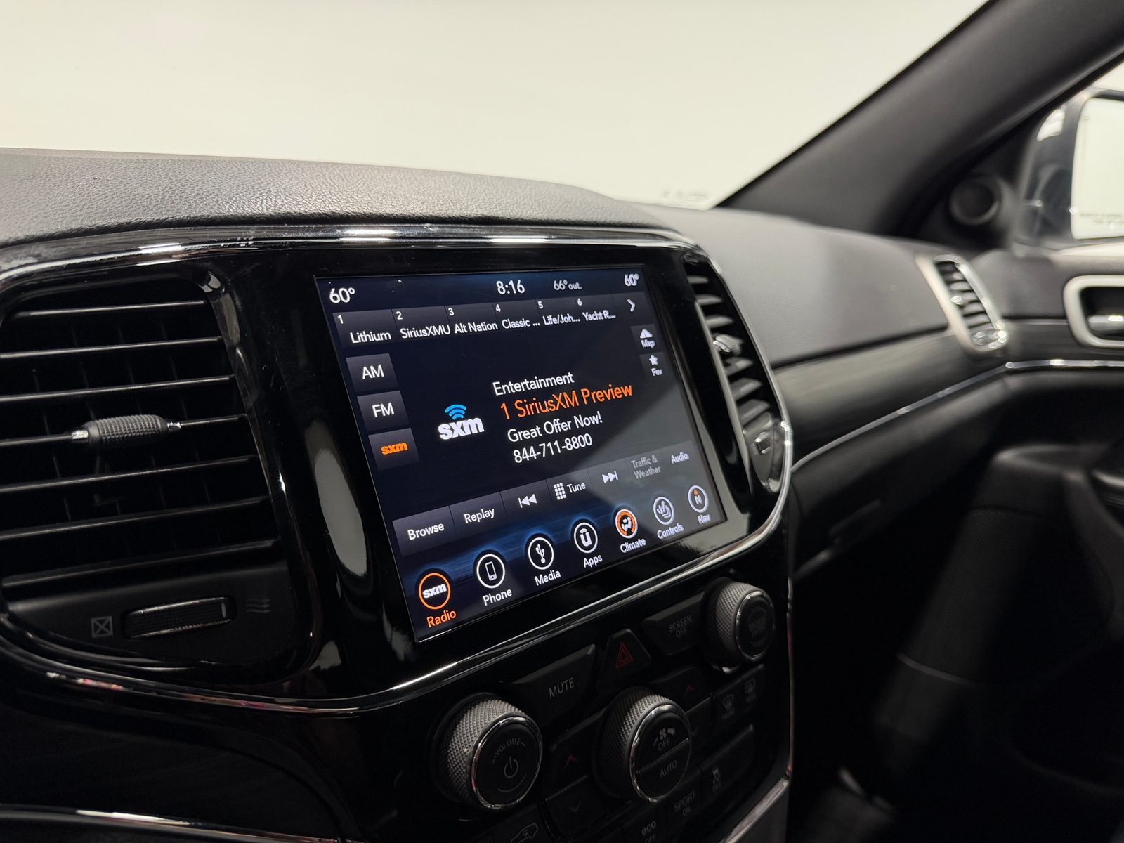 Thumbnail: 2019 Jeep Grand Cherokee - 3