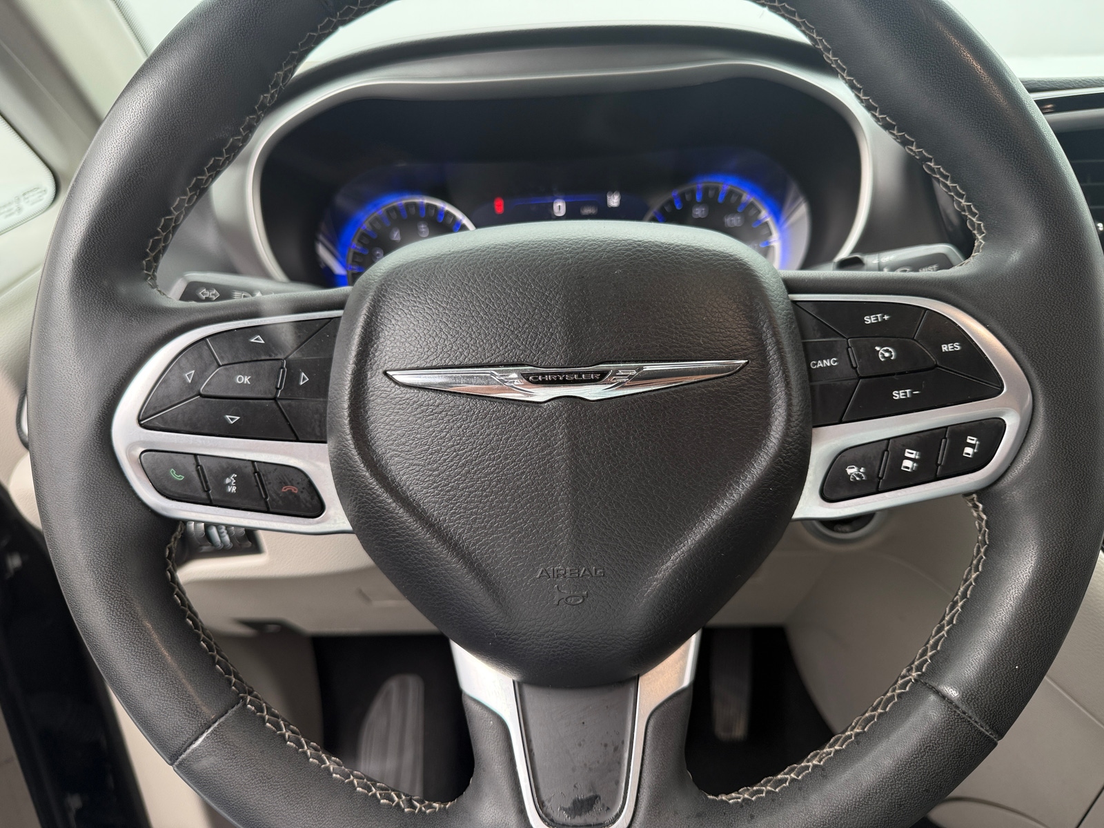 Thumbnail: 2023 Chrysler Pacifica - 4