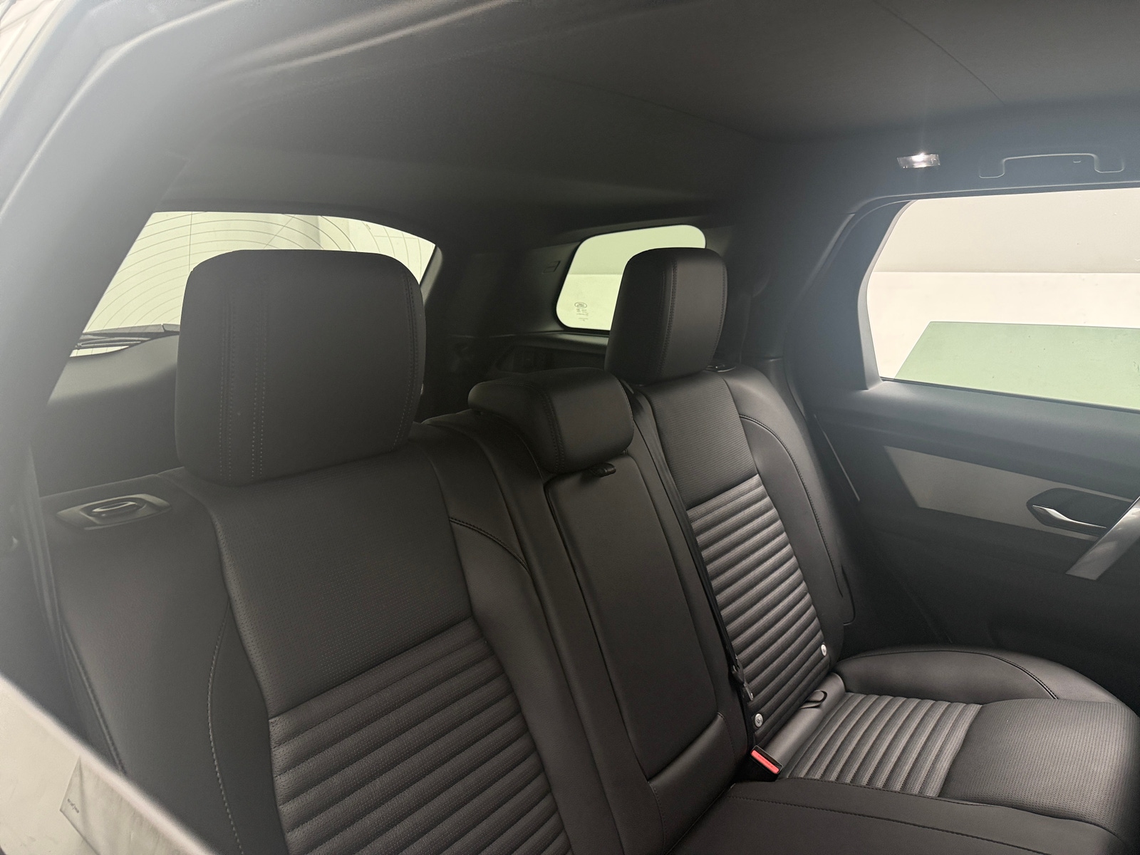 Thumbnail: 2023 Land Rover Discovery Sport - 4