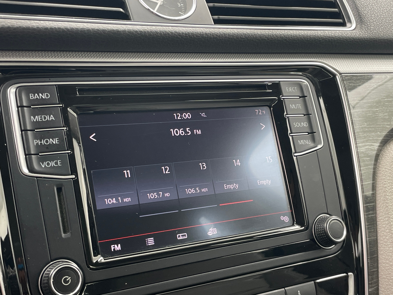 Thumbnail: 2016 Volkswagen Passat - 4