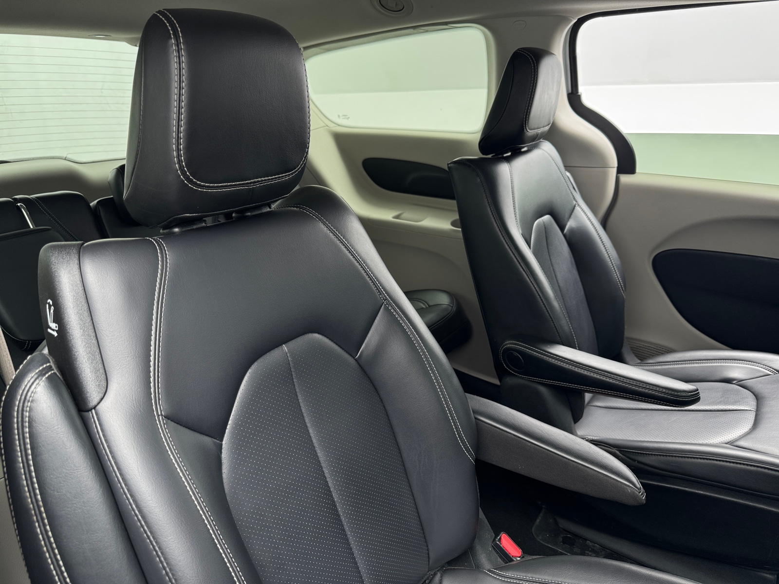 Thumbnail: 2023 Chrysler Pacifica - 6