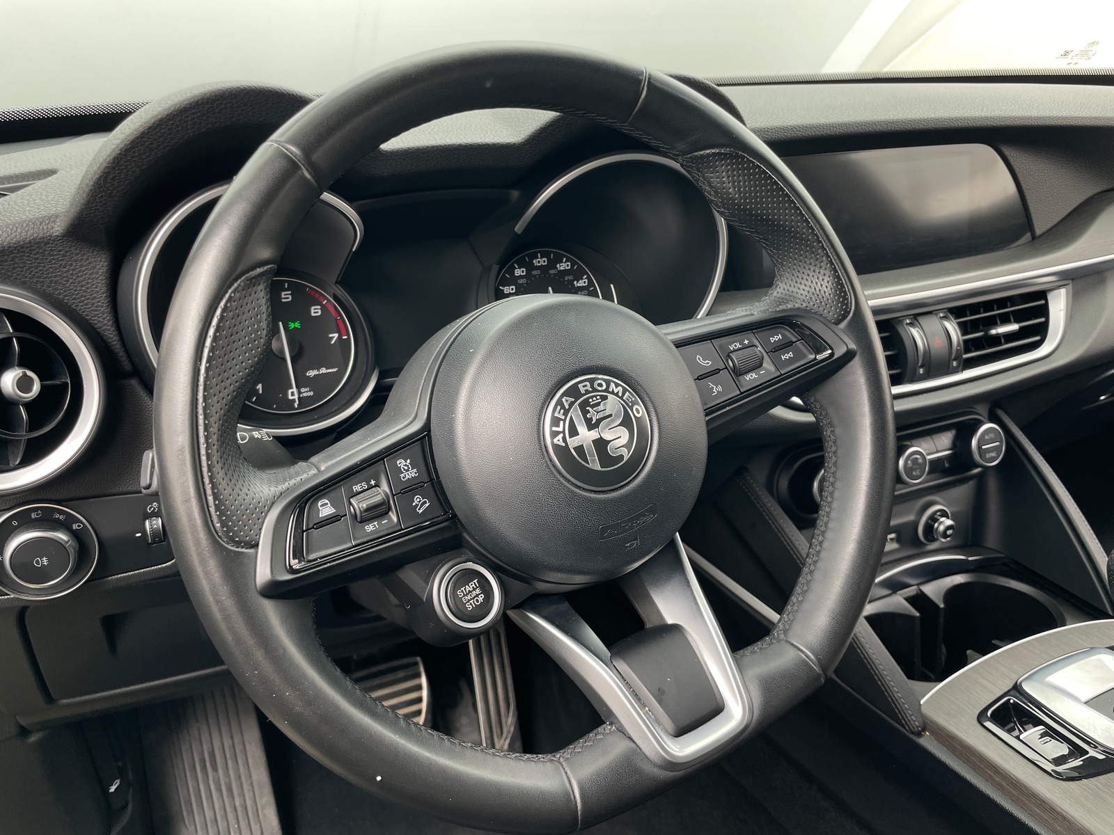 Thumbnail: 2023 Alfa Romeo Stelvio - 4