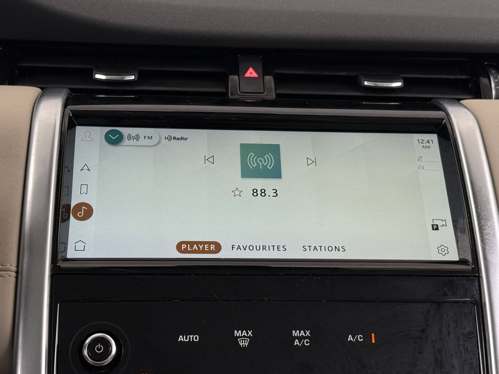 Thumbnail: 2021 Land Rover Discovery Sport - 3