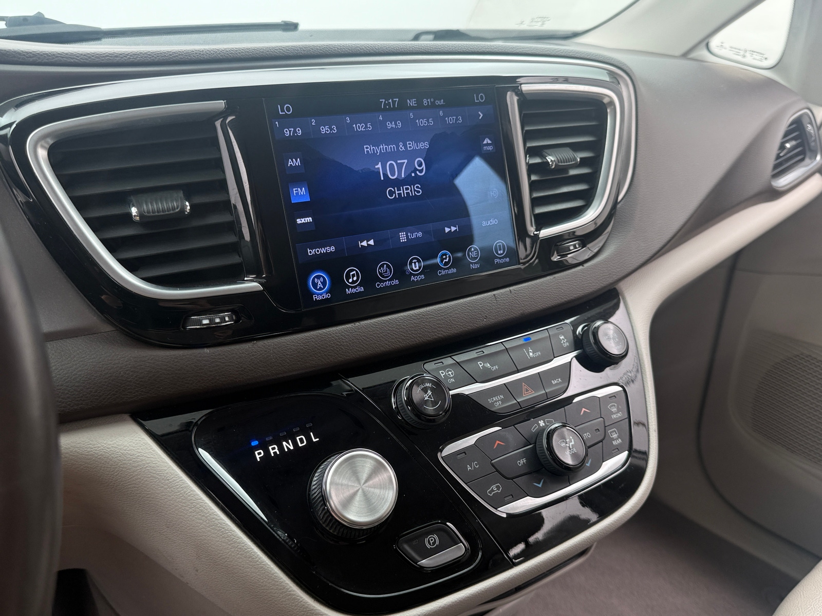Thumbnail: 2017 Chrysler Pacifica - 3