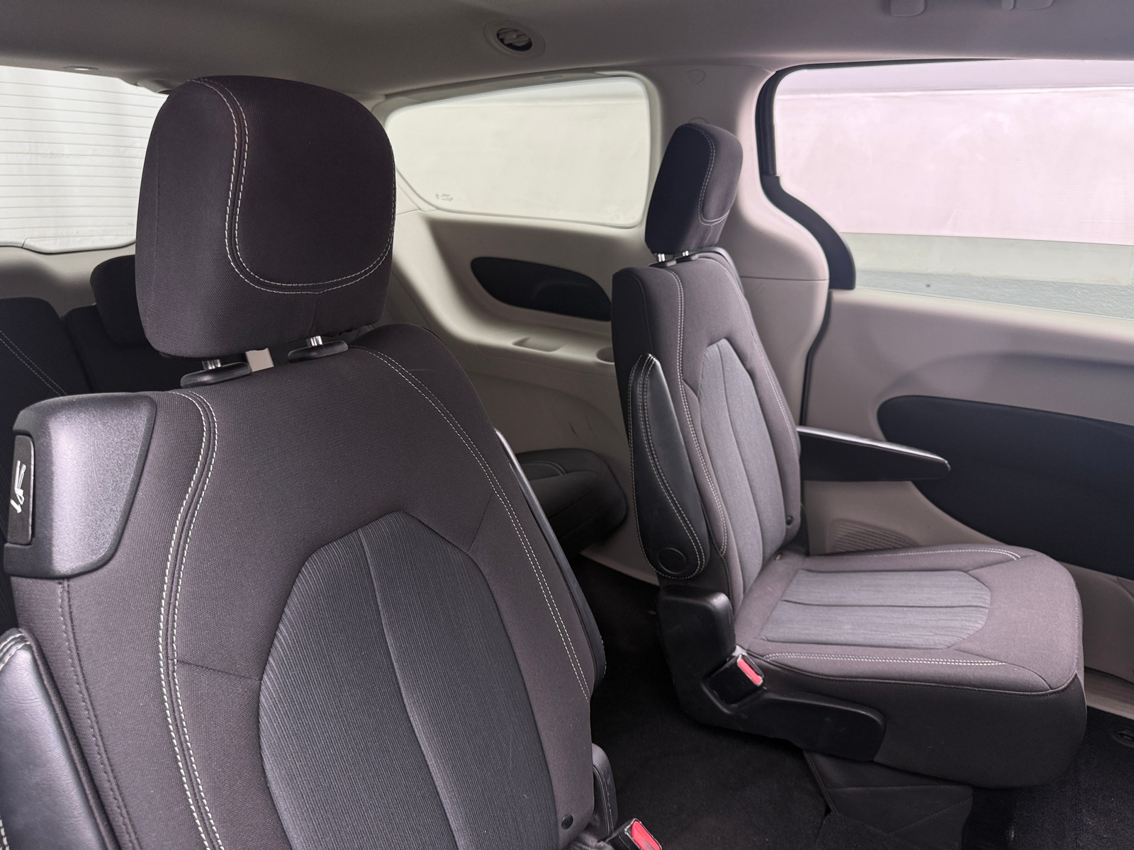 Thumbnail: 2022 Chrysler Voyager - 6