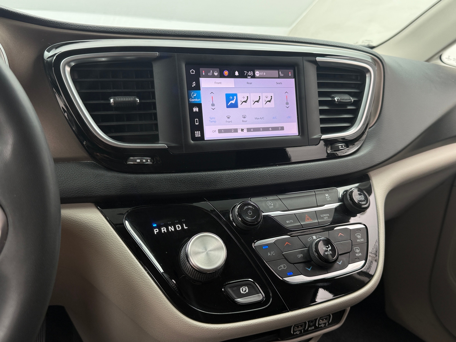 Thumbnail: 2022 Chrysler Voyager - 4