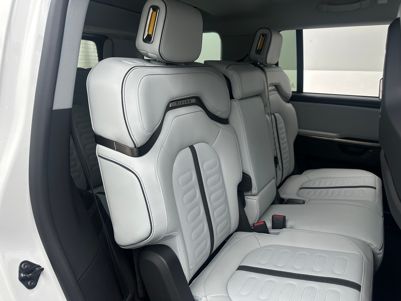 Thumbnail: 2025 Rivian R1S - 5