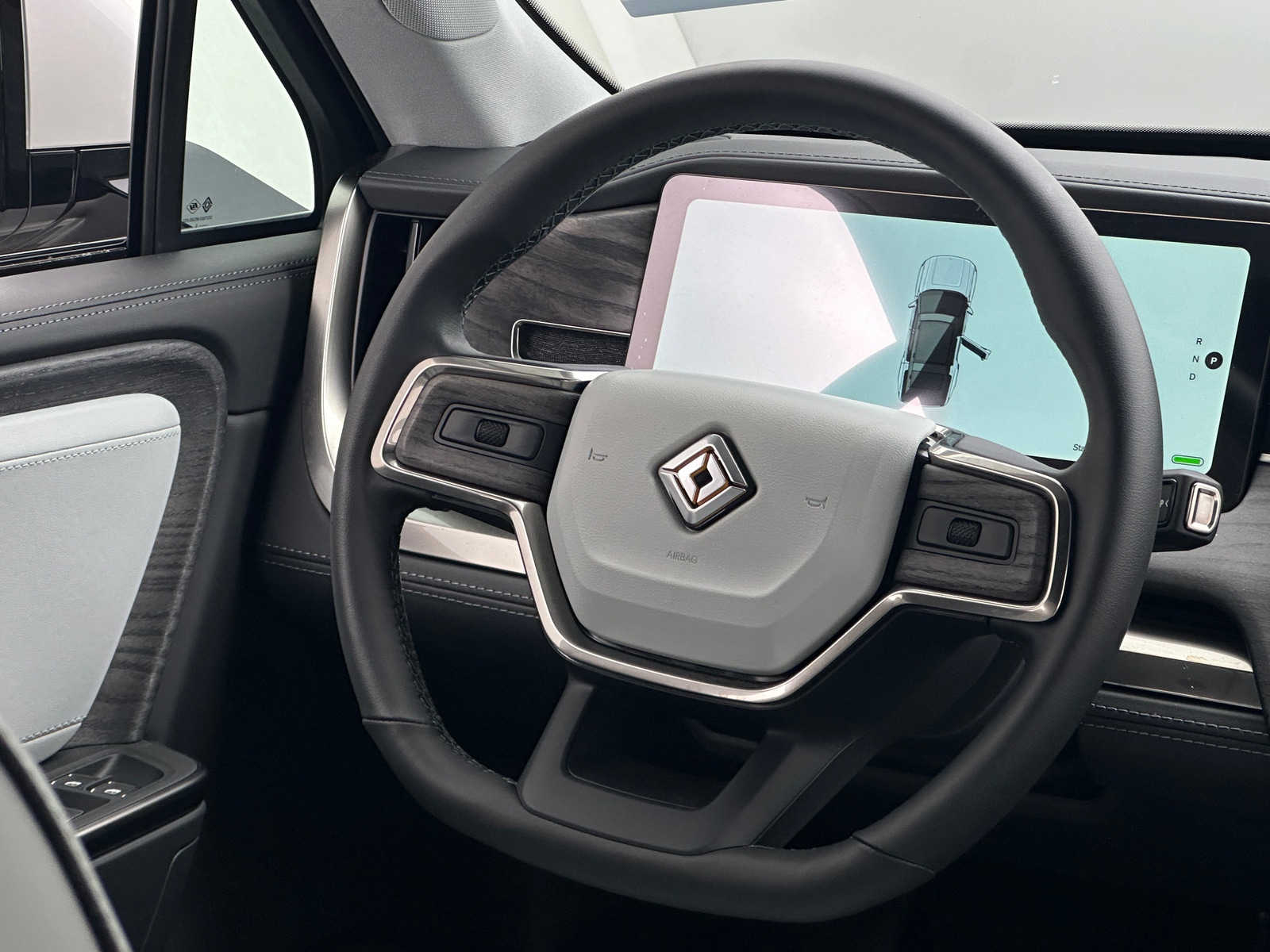 Thumbnail: 2025 Rivian R1S - 4