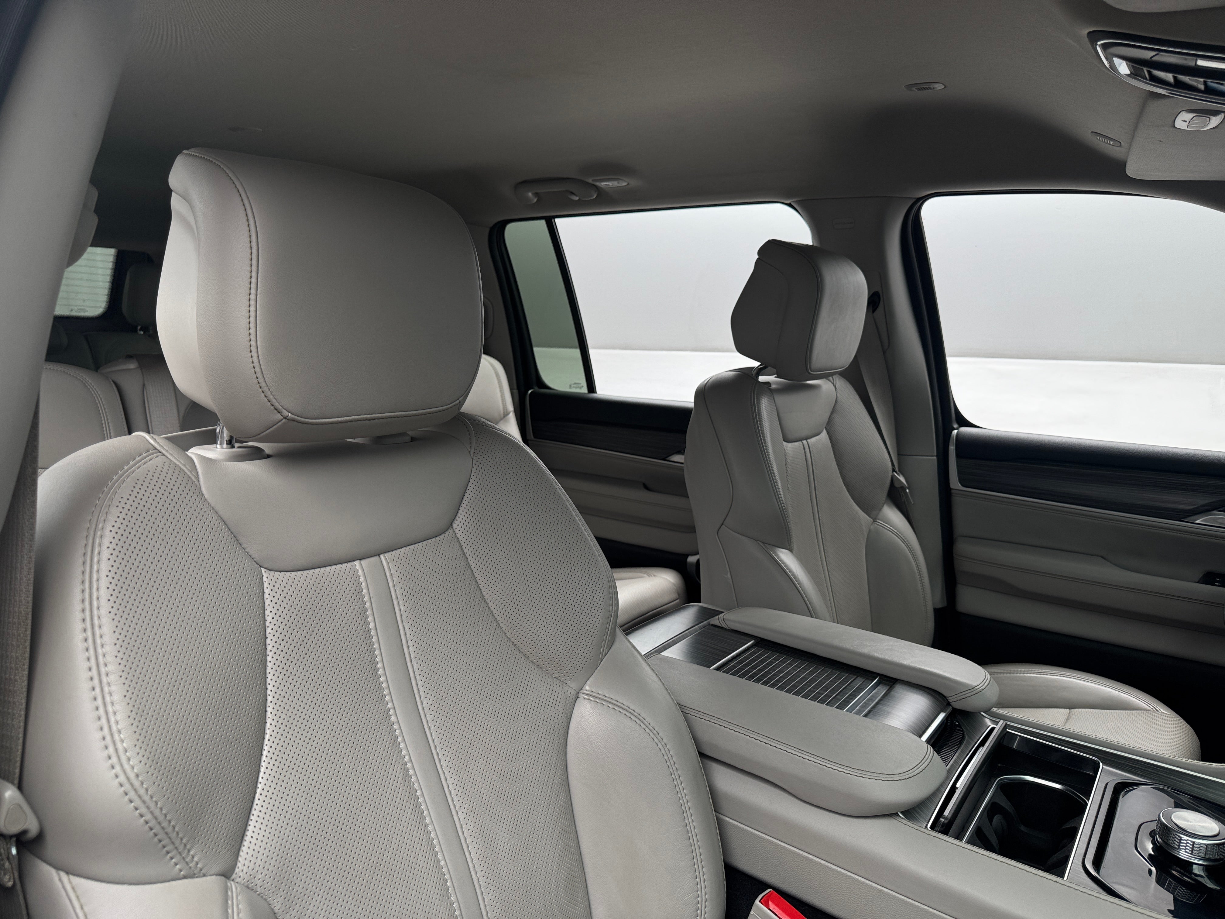2024 Jeep Wagoneer L Series II - Photo 2