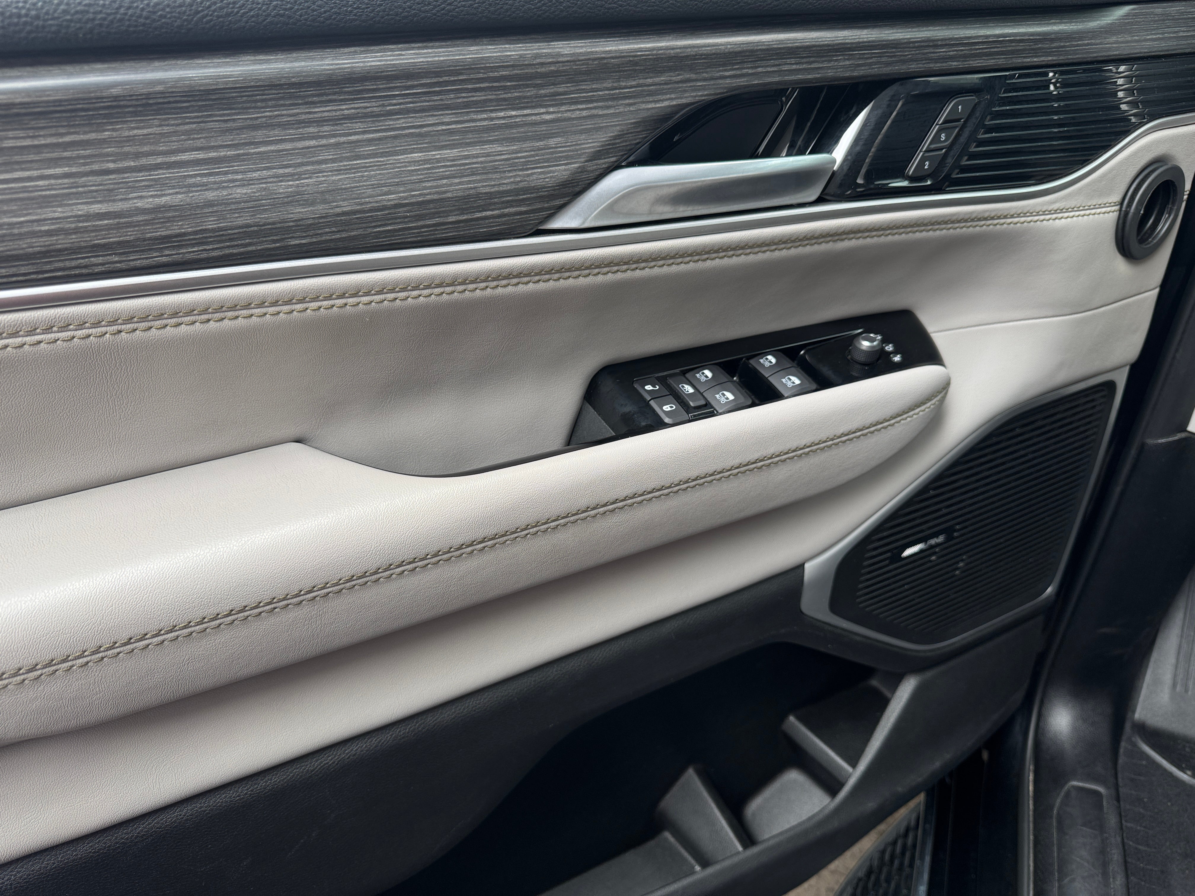 2024 Jeep Wagoneer L Series II - Photo 9