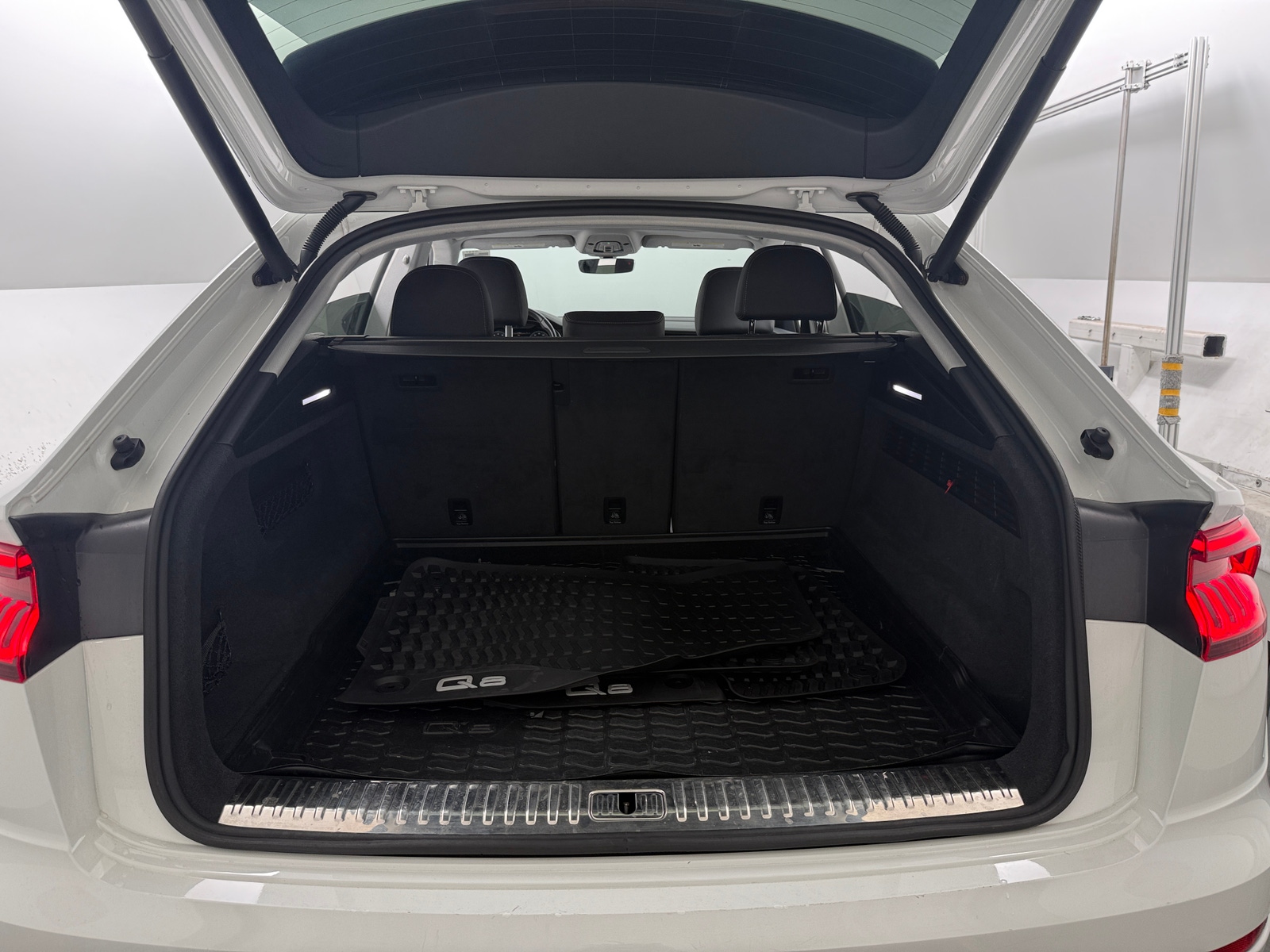 Thumbnail: 2019 Audi Q8 - 6