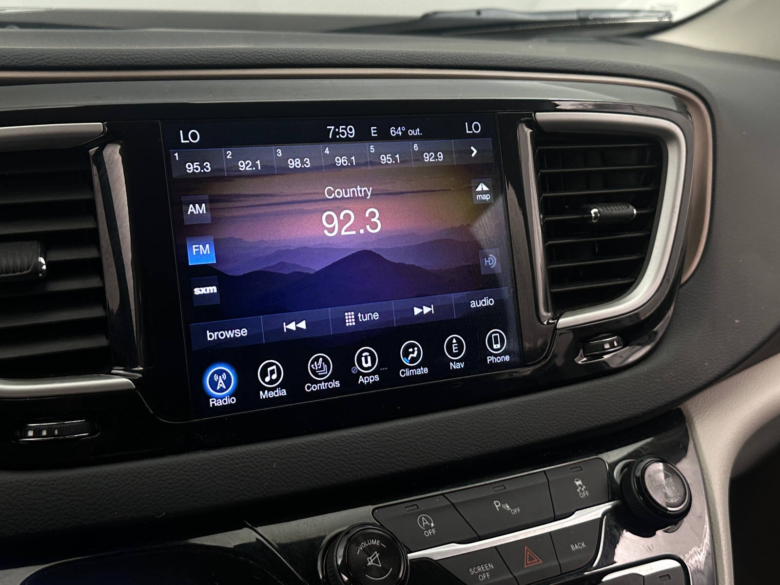 Thumbnail: 2017 Chrysler Pacifica - 4