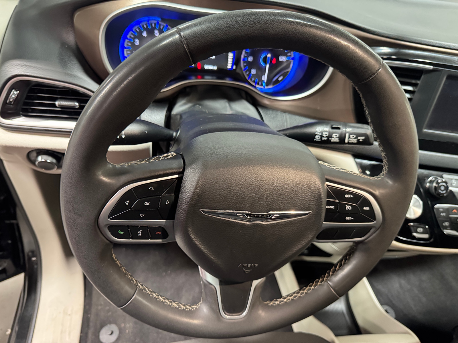 Thumbnail: 2022 Chrysler Voyager - 5