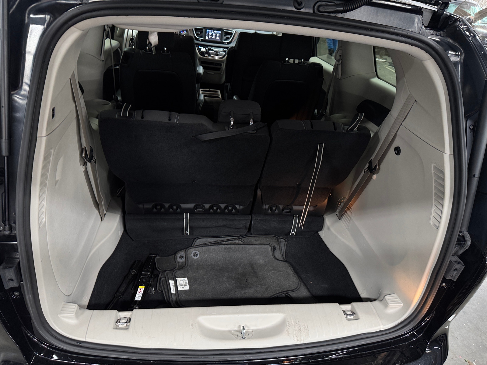 Thumbnail: 2022 Chrysler Voyager - 7