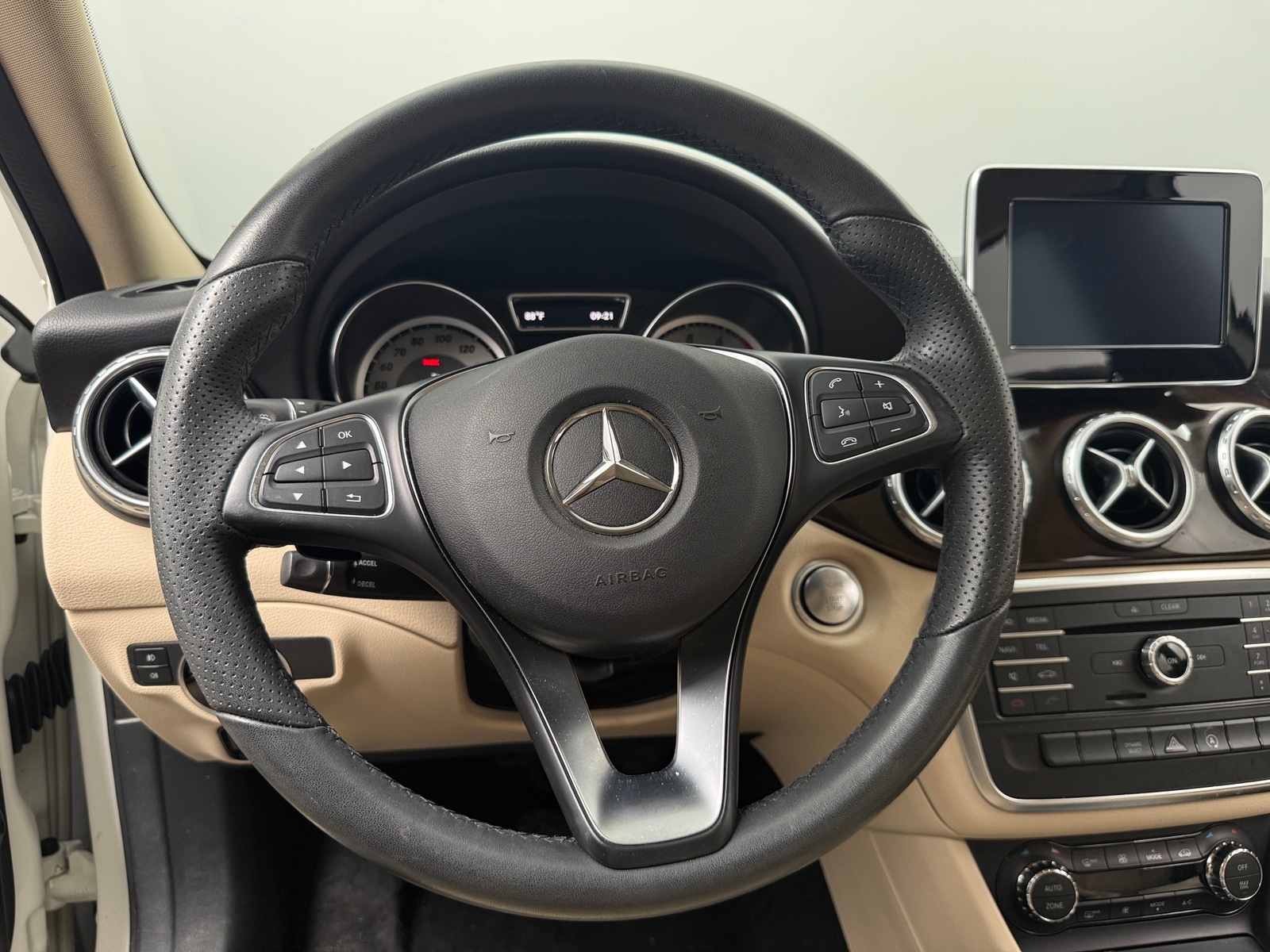 Thumbnail: 2017 Mercedes-Benz GLA - 4