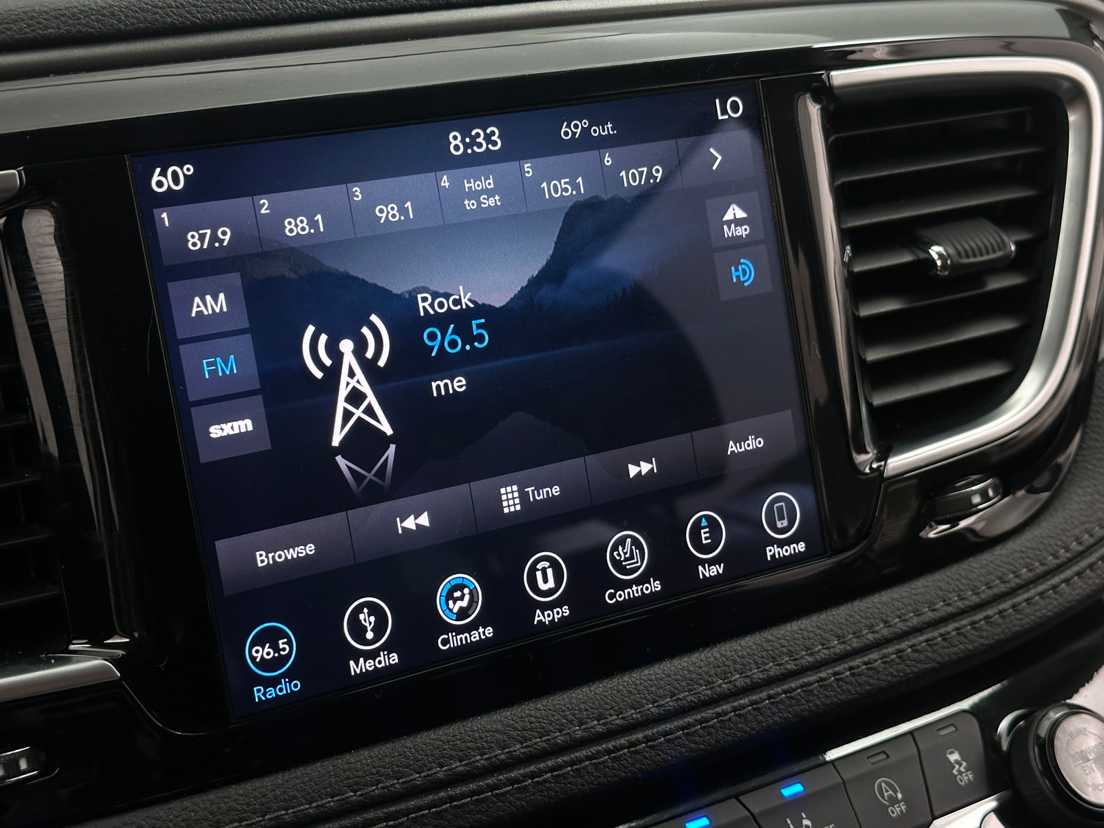 Thumbnail: 2019 Chrysler Pacifica - 3