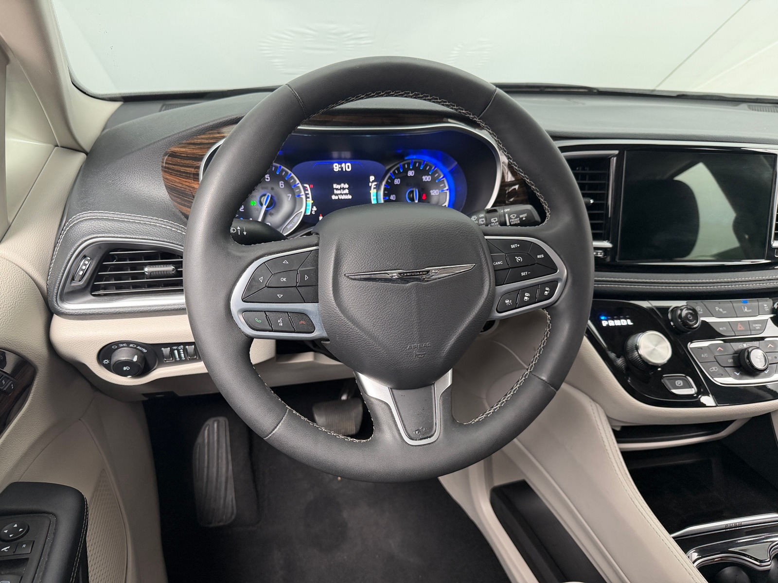 Thumbnail: 2023 Chrysler Pacifica - 4