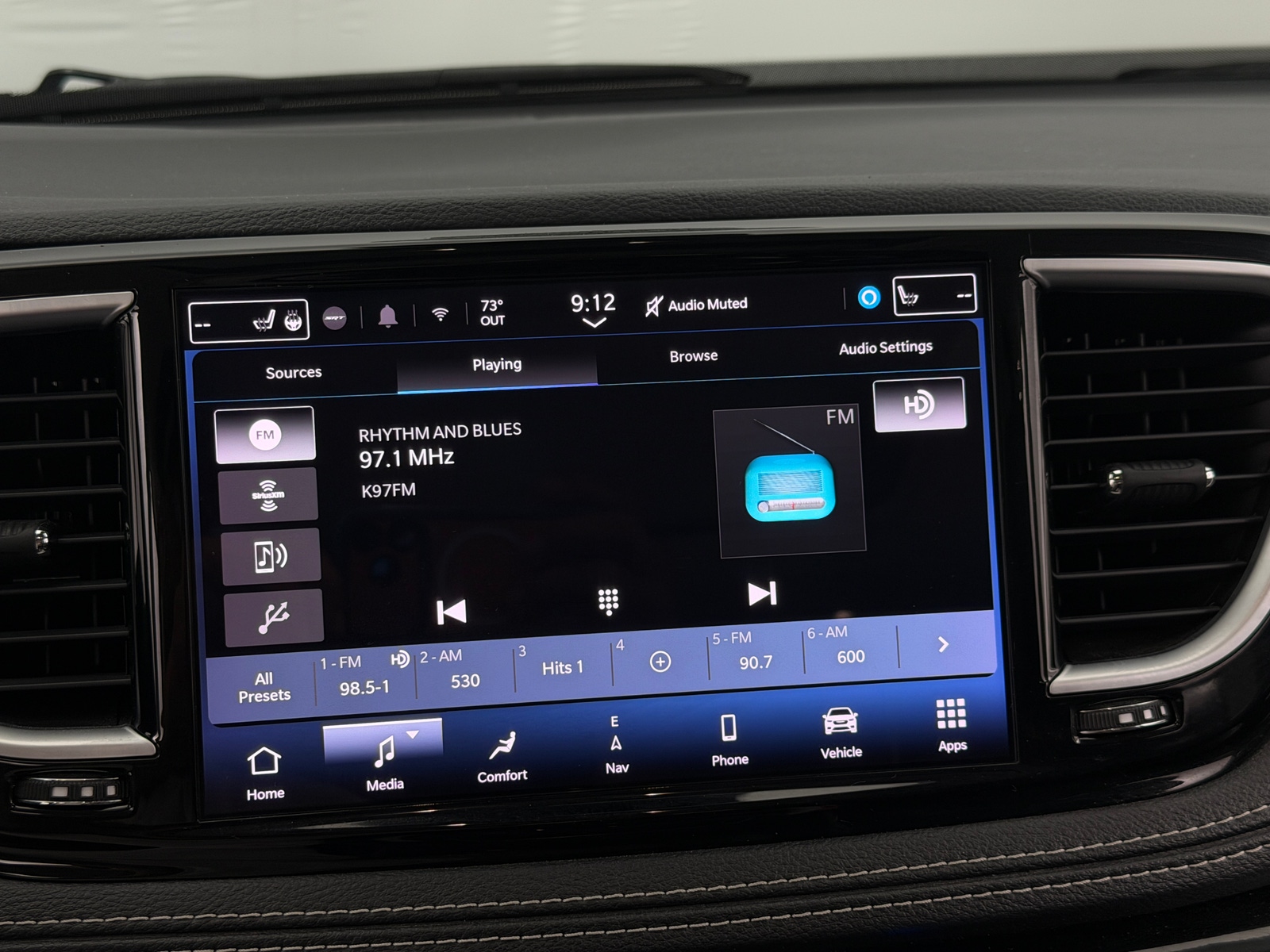 Thumbnail: 2023 Chrysler Pacifica - 3