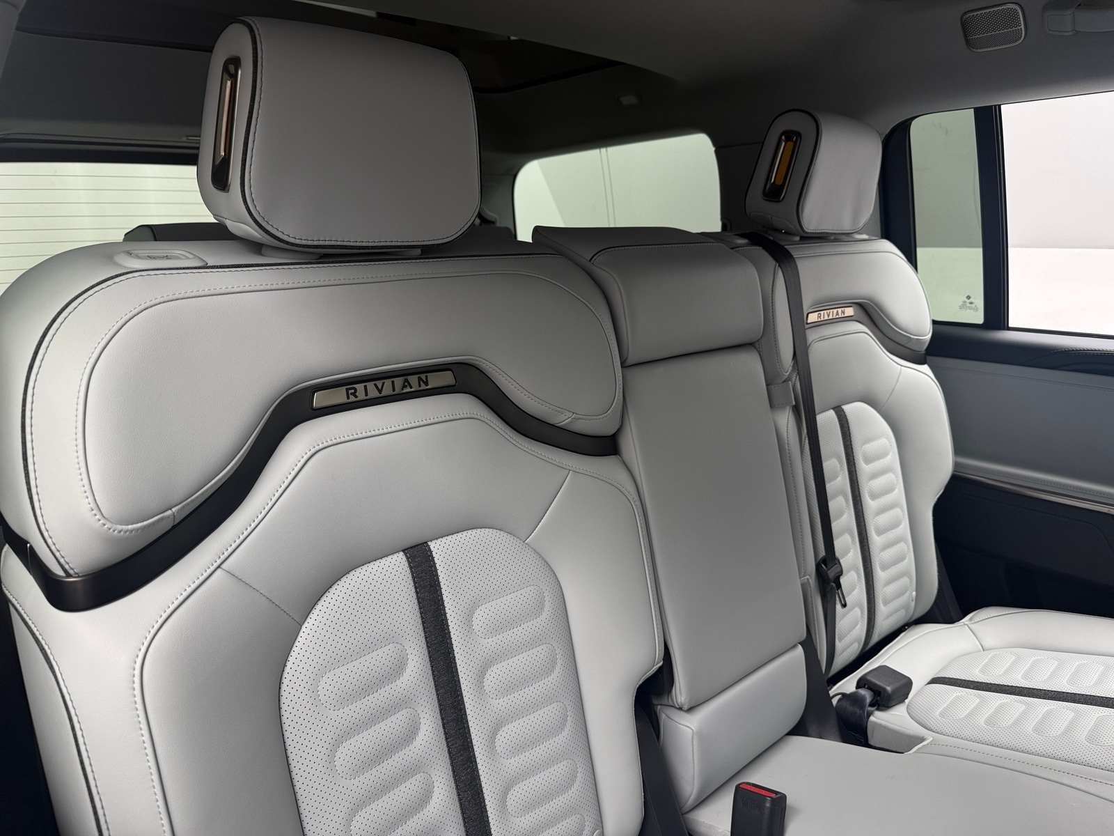 Thumbnail: 2025 Rivian R1S - 5