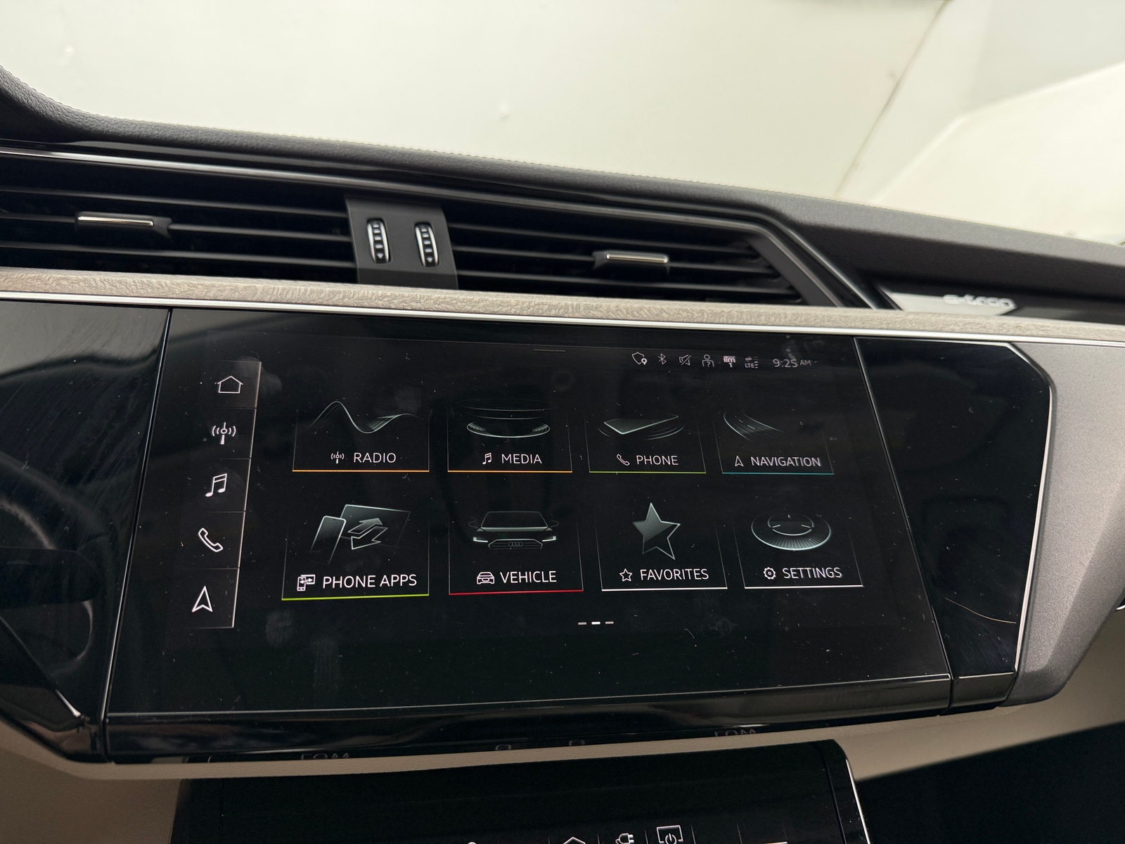 Thumbnail: 2021 Audi e-tron - 3