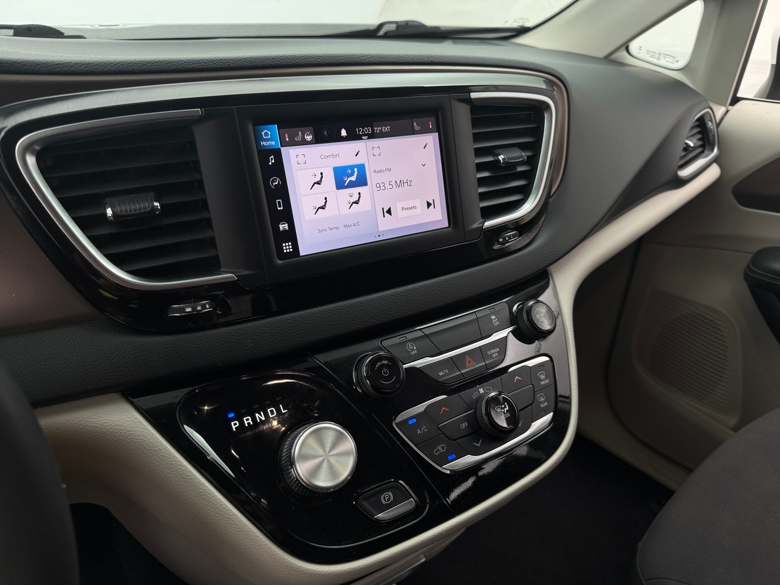 Thumbnail: 2023 Chrysler Voyager - 4