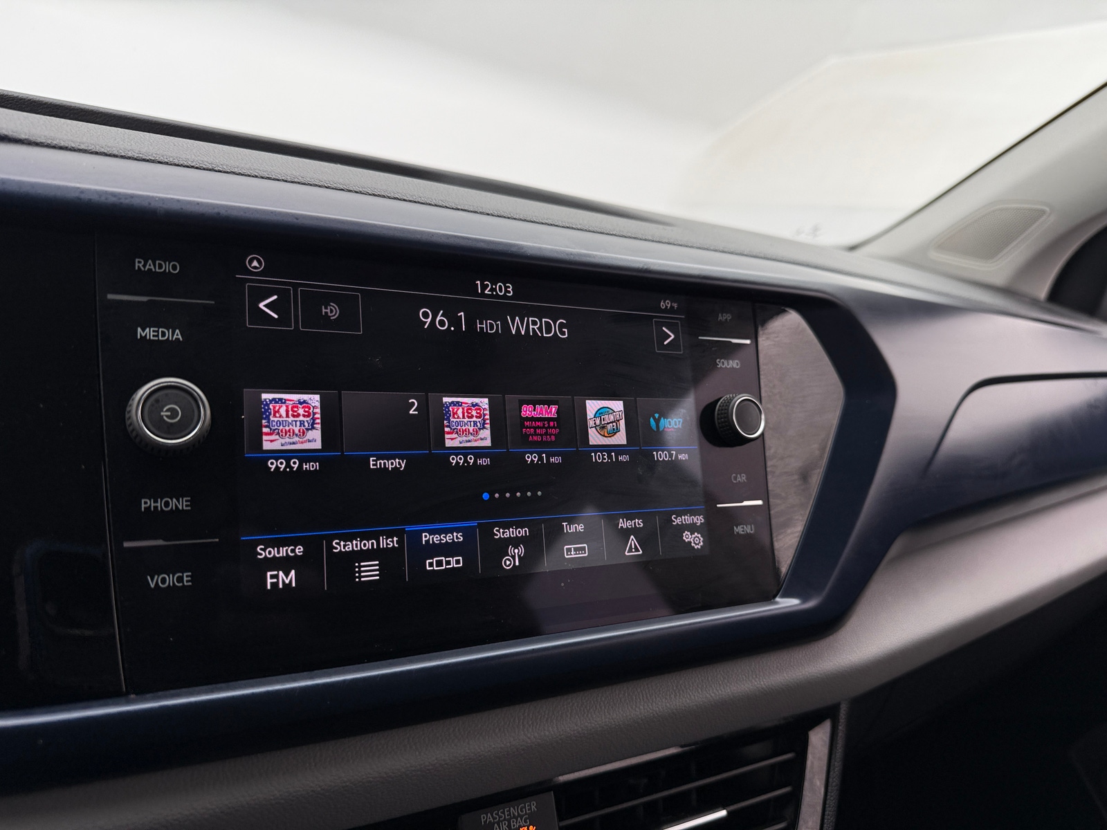 Thumbnail: 2022 Volkswagen Taos - 4