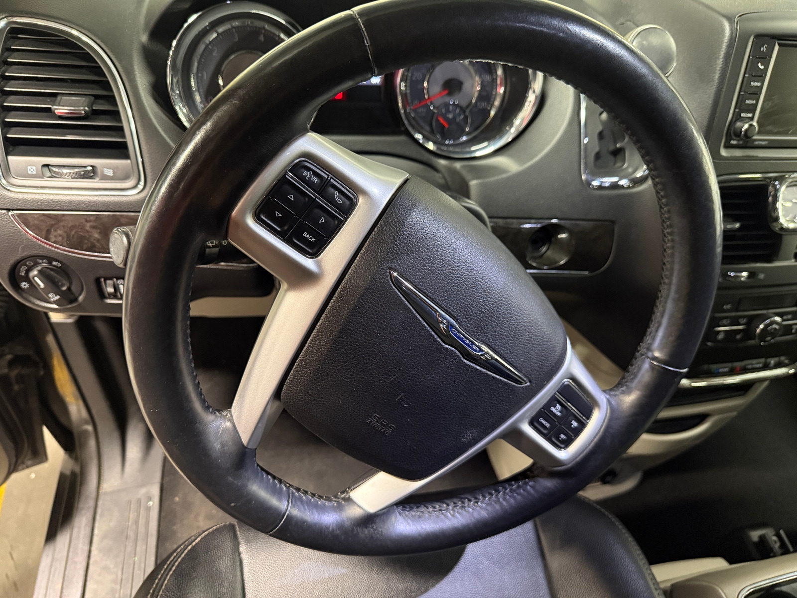 Thumbnail: 2015 Chrysler Town & Country - 4