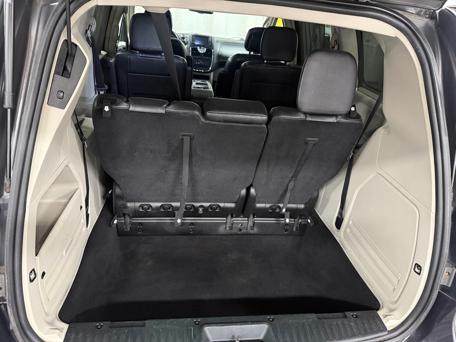 Thumbnail: 2015 Chrysler Town & Country - 6