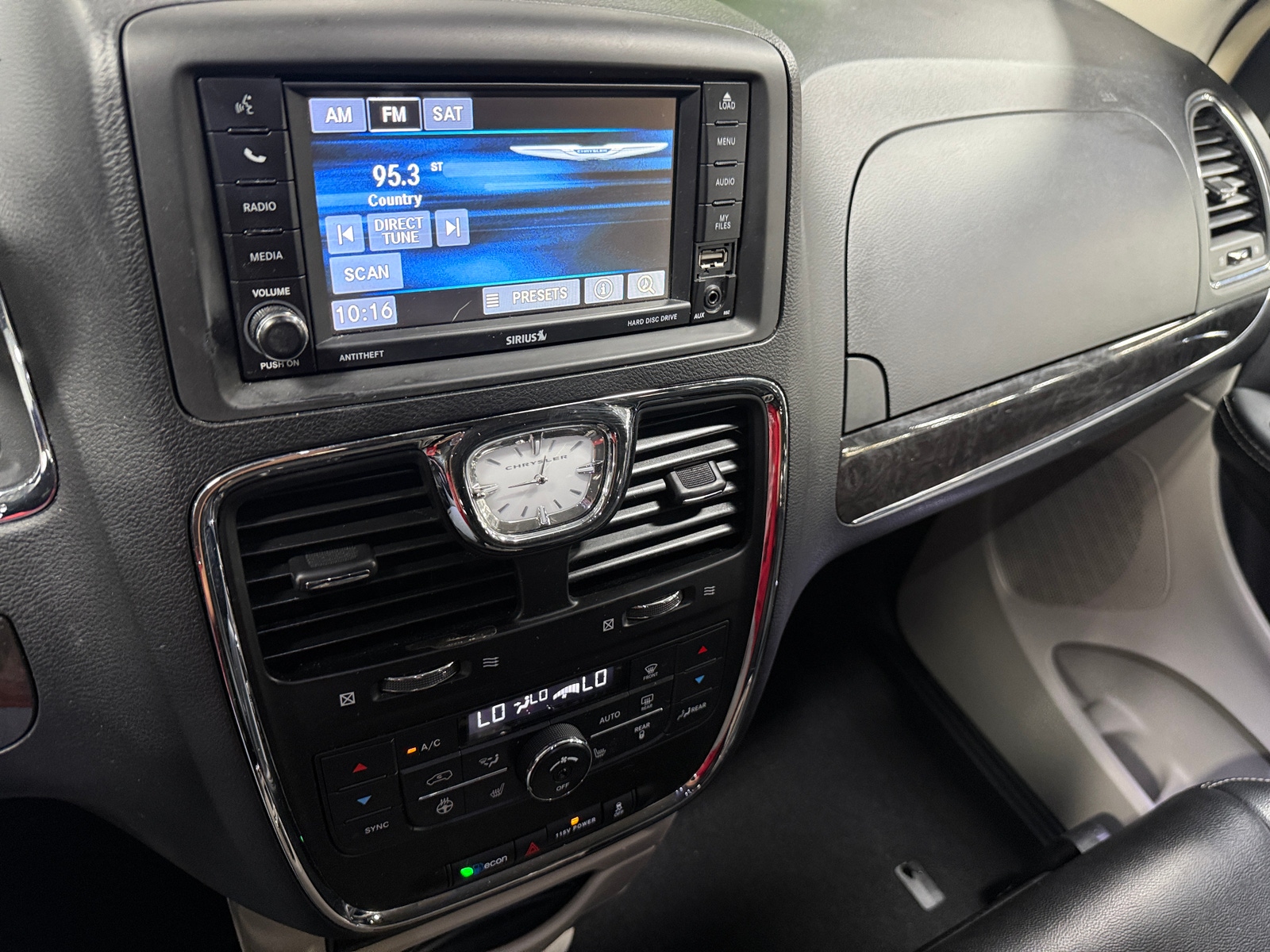 Thumbnail: 2015 Chrysler Town & Country - 3