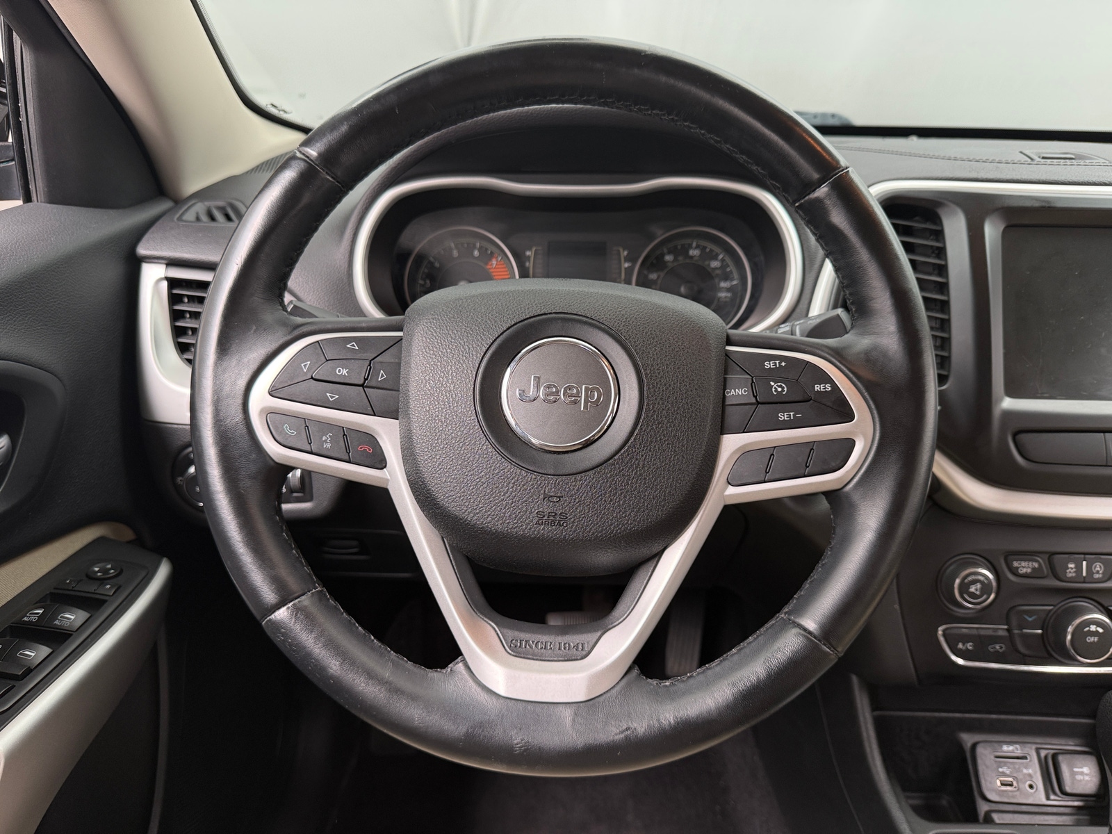 Thumbnail: 2017 Jeep Cherokee - 5