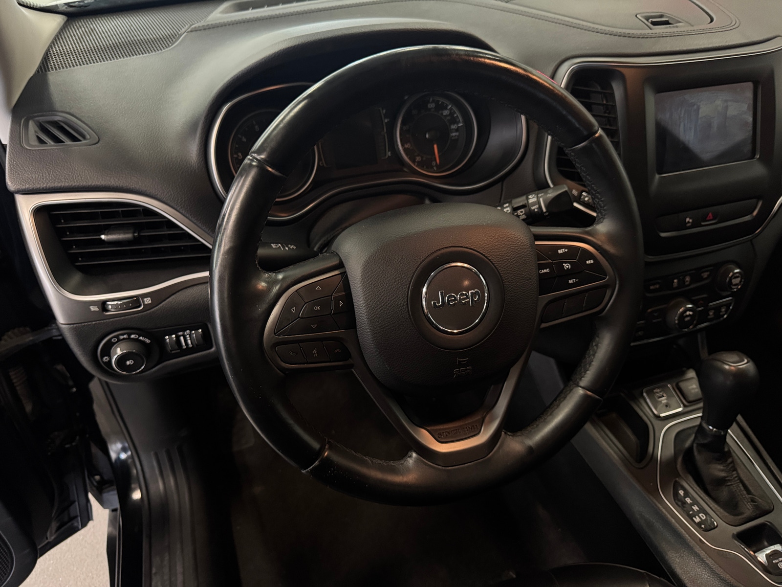 Thumbnail: 2019 Jeep Cherokee - 5