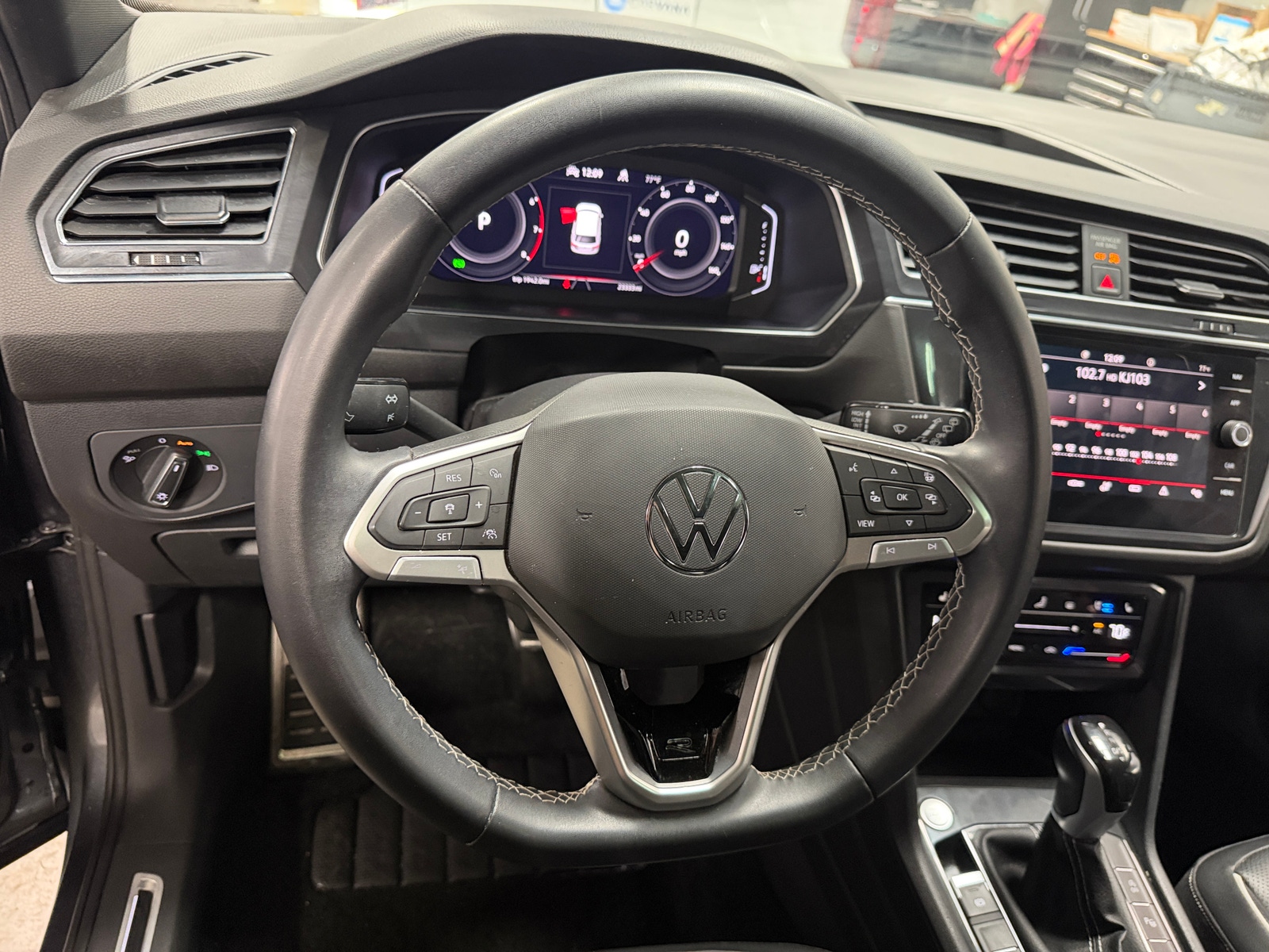 Thumbnail: 2023 Volkswagen Tiguan - 4