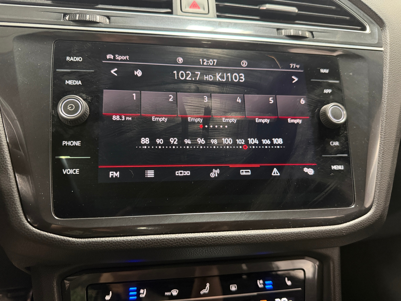 Thumbnail: 2023 Volkswagen Tiguan - 3