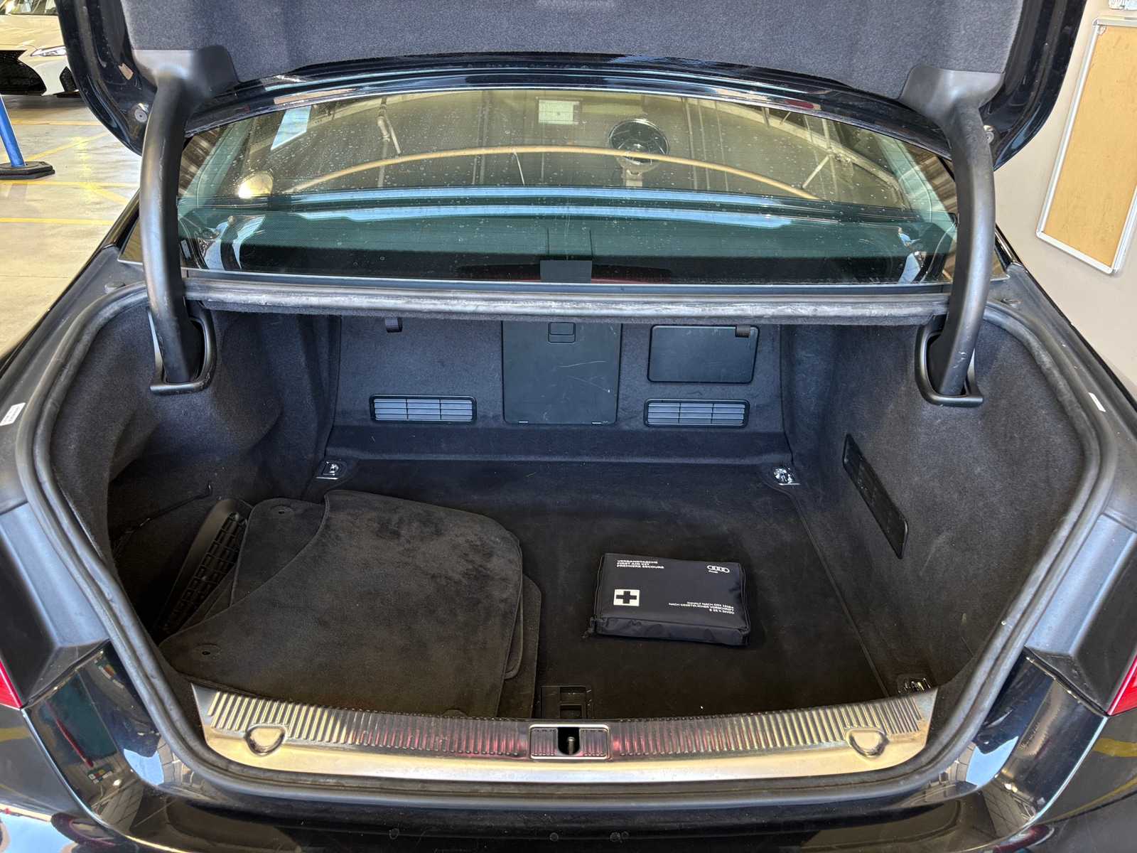 Thumbnail: 2014 Audi A8 - 6