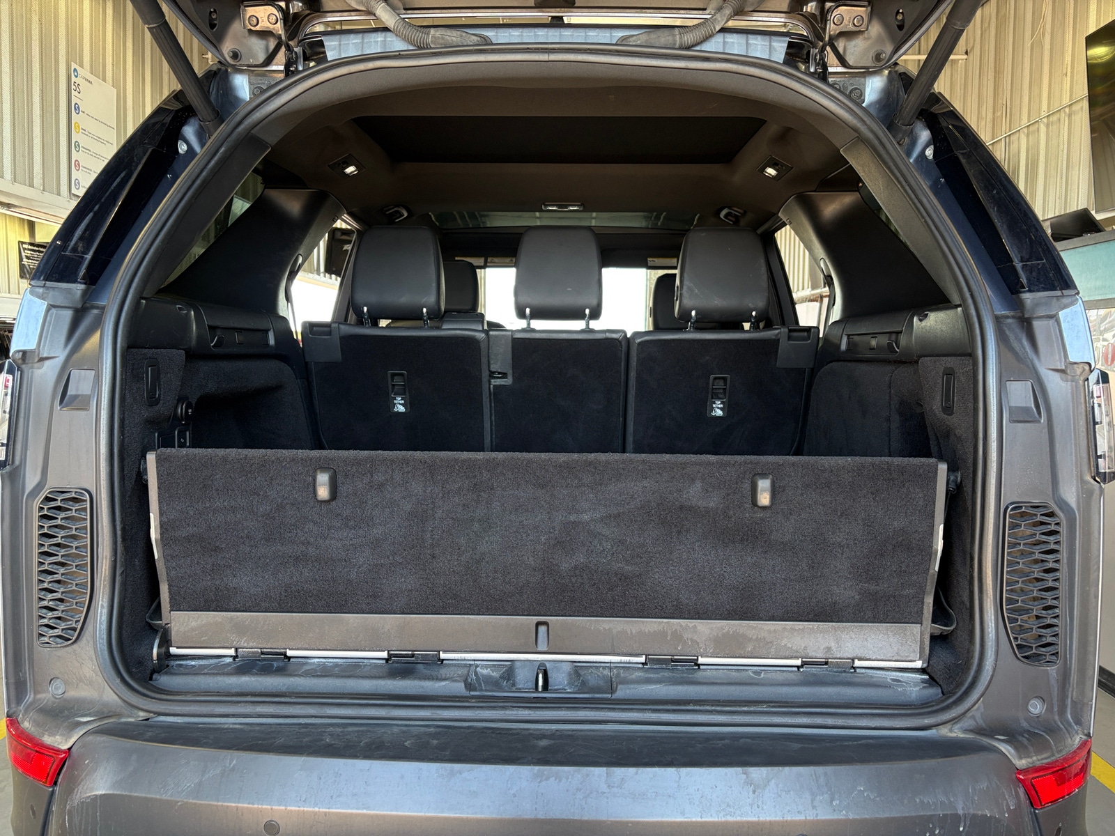 Thumbnail: 2019 Land Rover Discovery - 6