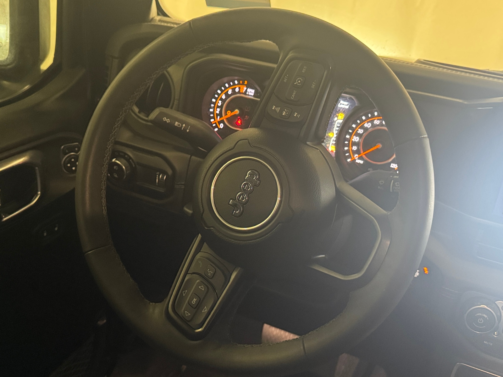 Thumbnail: 2025 Jeep Gladiator - 4
