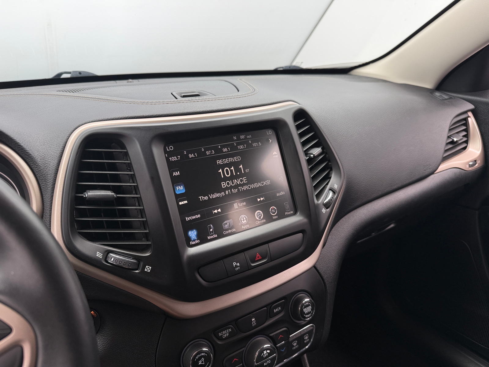Thumbnail: 2017 Jeep Cherokee - 3