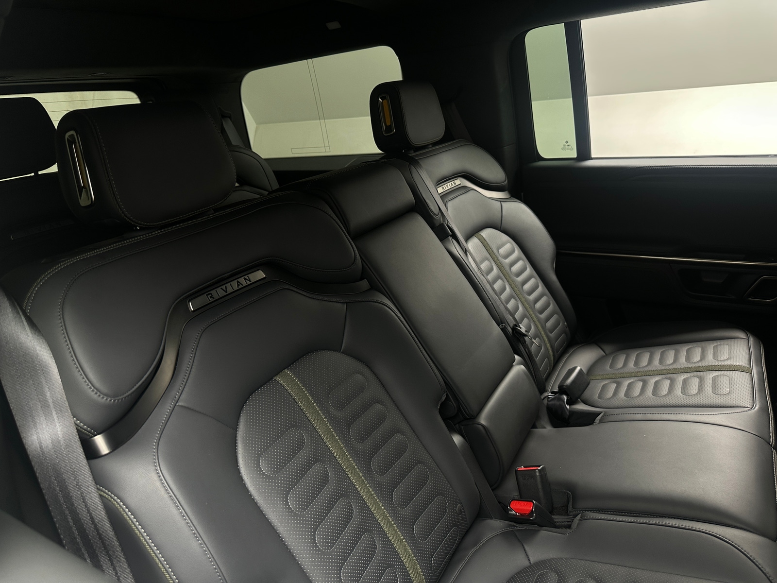 Thumbnail: 2024 Rivian R1S - 5