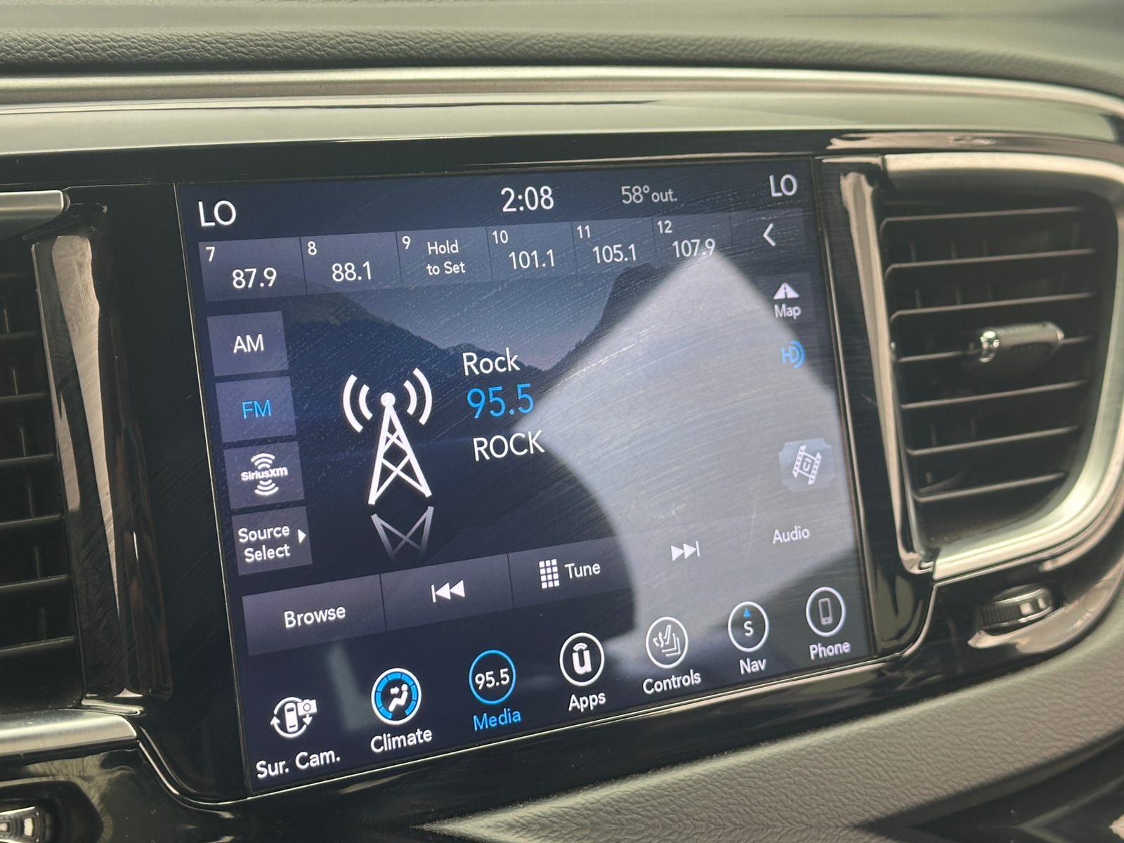Thumbnail: 2019 Chrysler Pacifica - 3