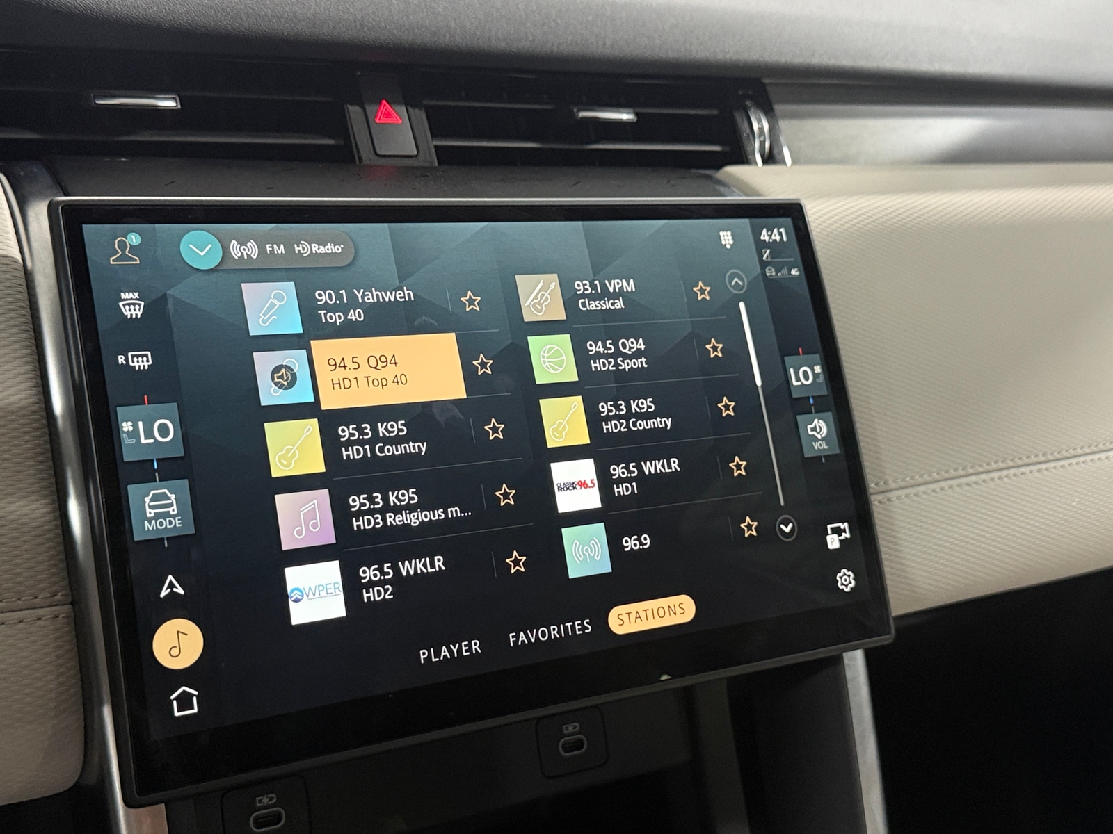 Thumbnail: 2024 Land Rover Discovery Sport - 3