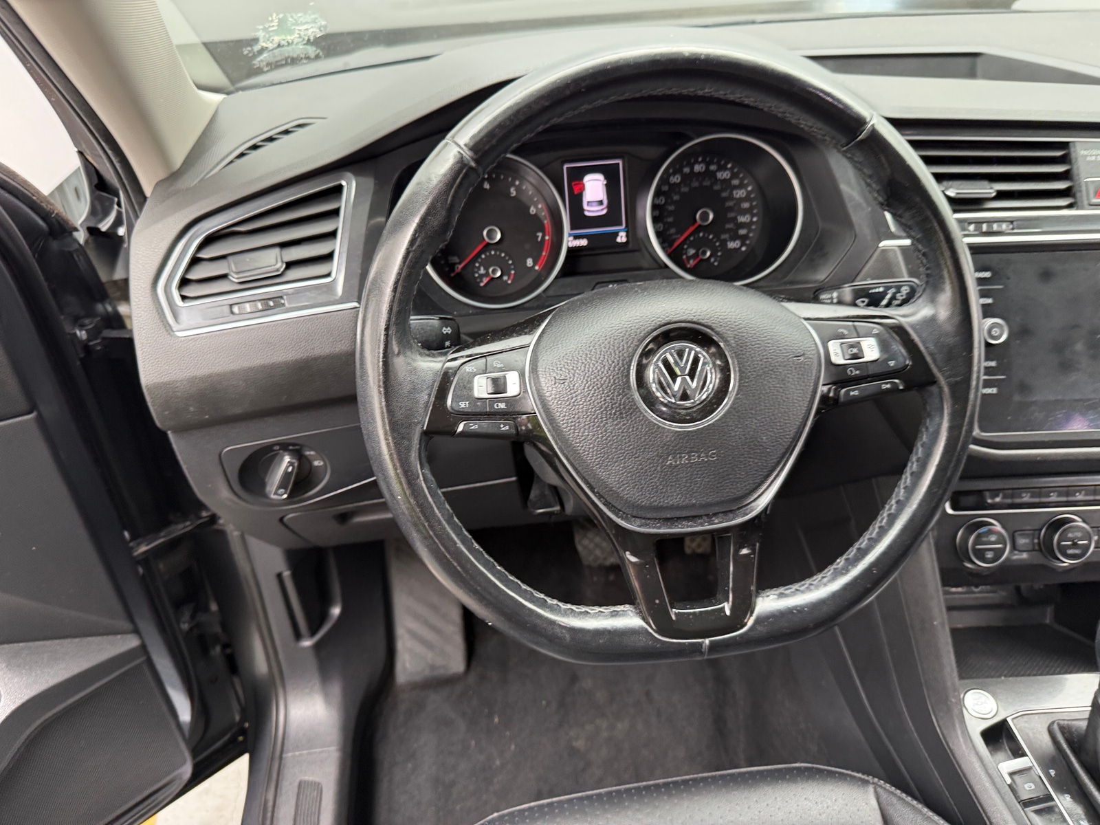 Thumbnail: 2018 Volkswagen Tiguan - 4