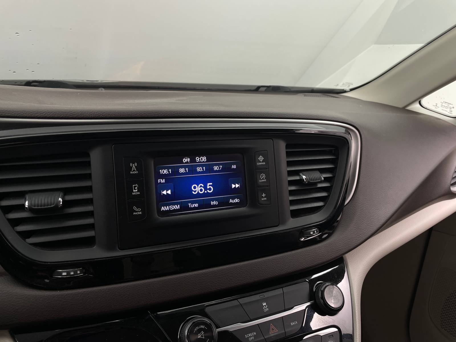 Thumbnail: 2017 Chrysler Pacifica - 4
