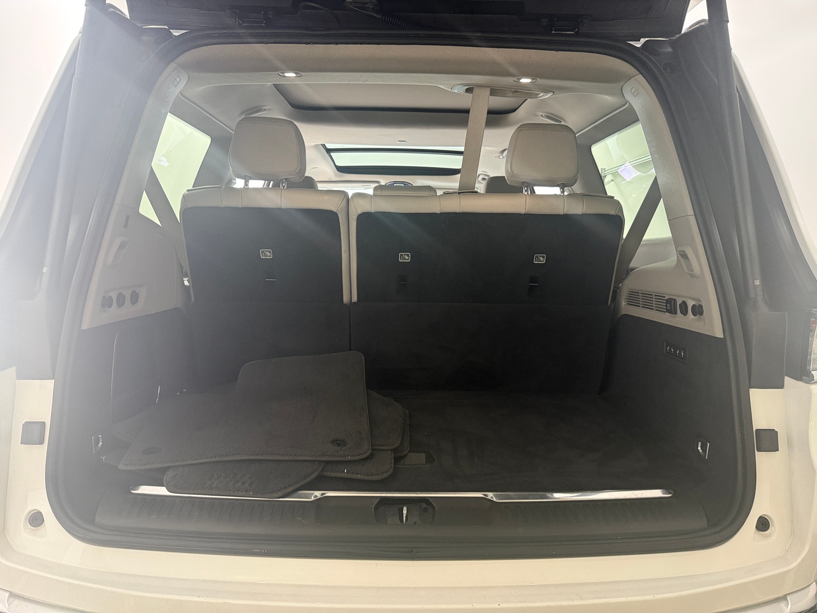 Thumbnail: 2022 Jeep Grand Wagoneer - 6