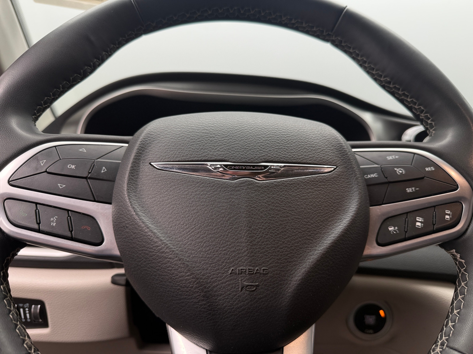 Thumbnail: 2023 Chrysler Pacifica - 4