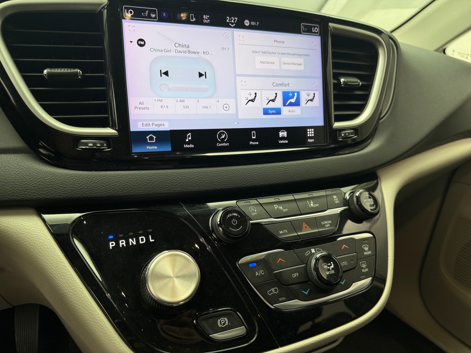 Thumbnail: 2023 Chrysler Pacifica - 3