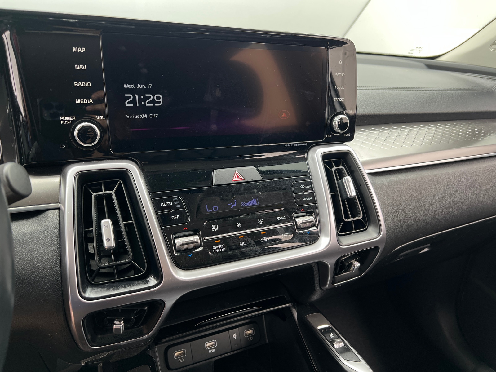 Thumbnail: 2023 Kia Sorento - 3