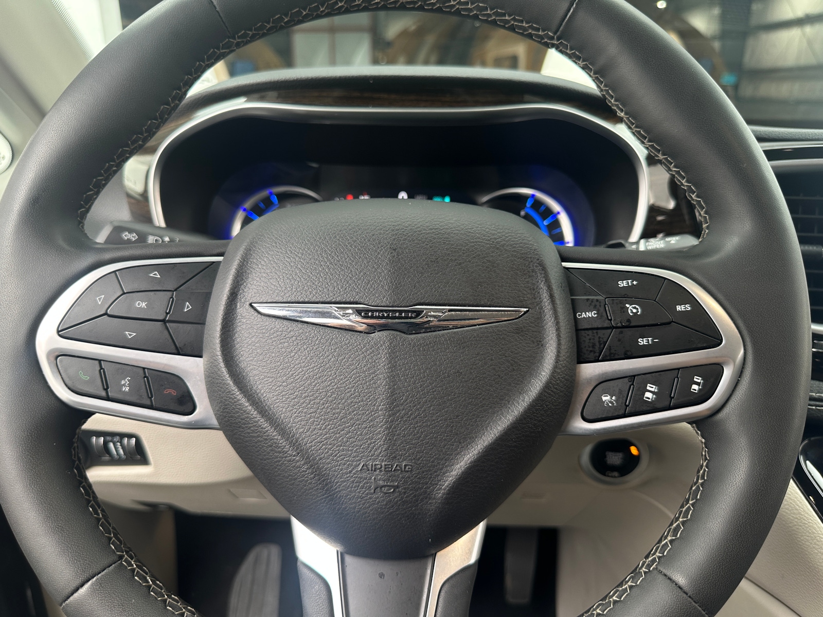 Thumbnail: 2023 Chrysler Pacifica - 4