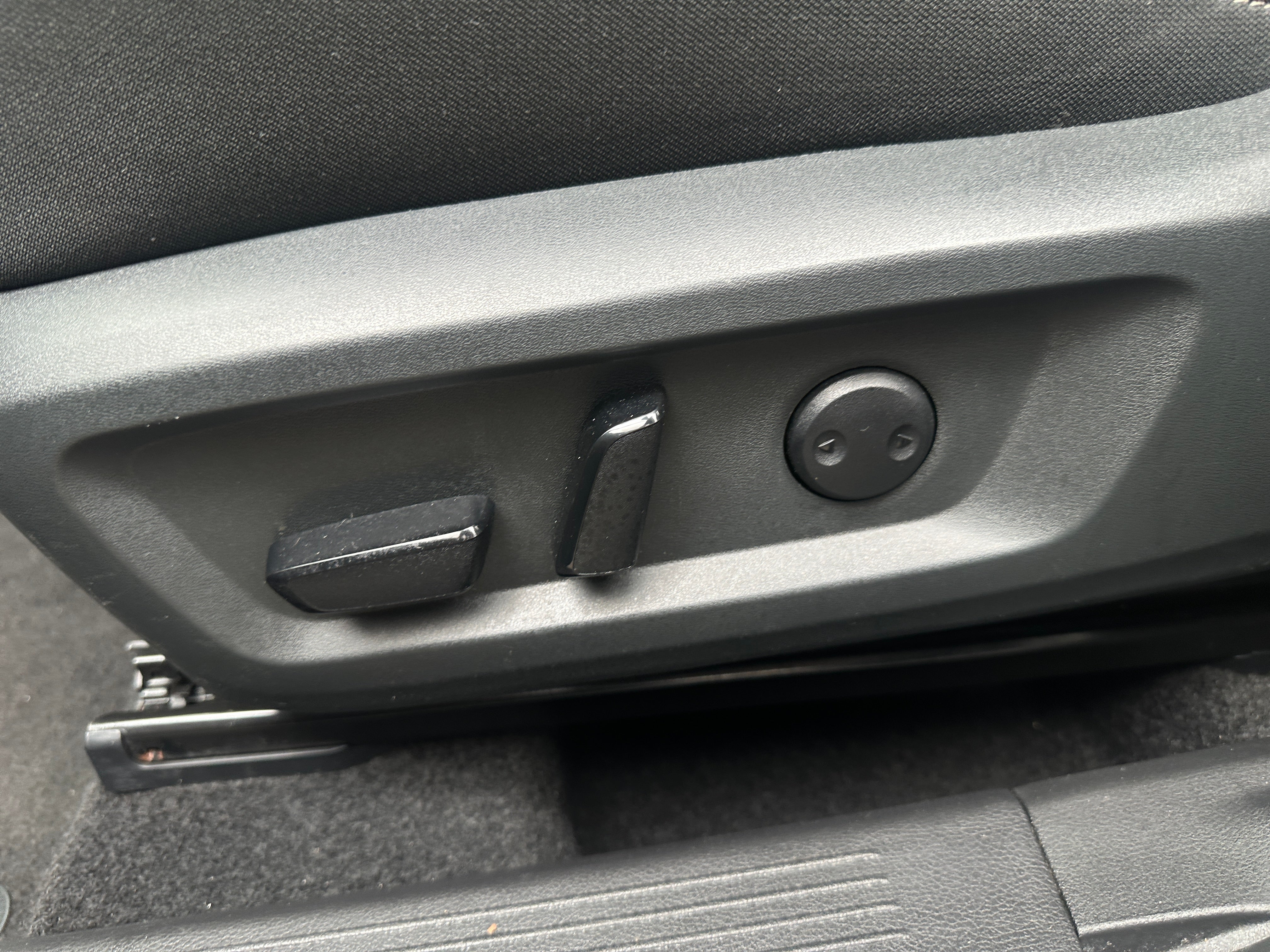 2024 Nissan Rogue SV - Photo 2
