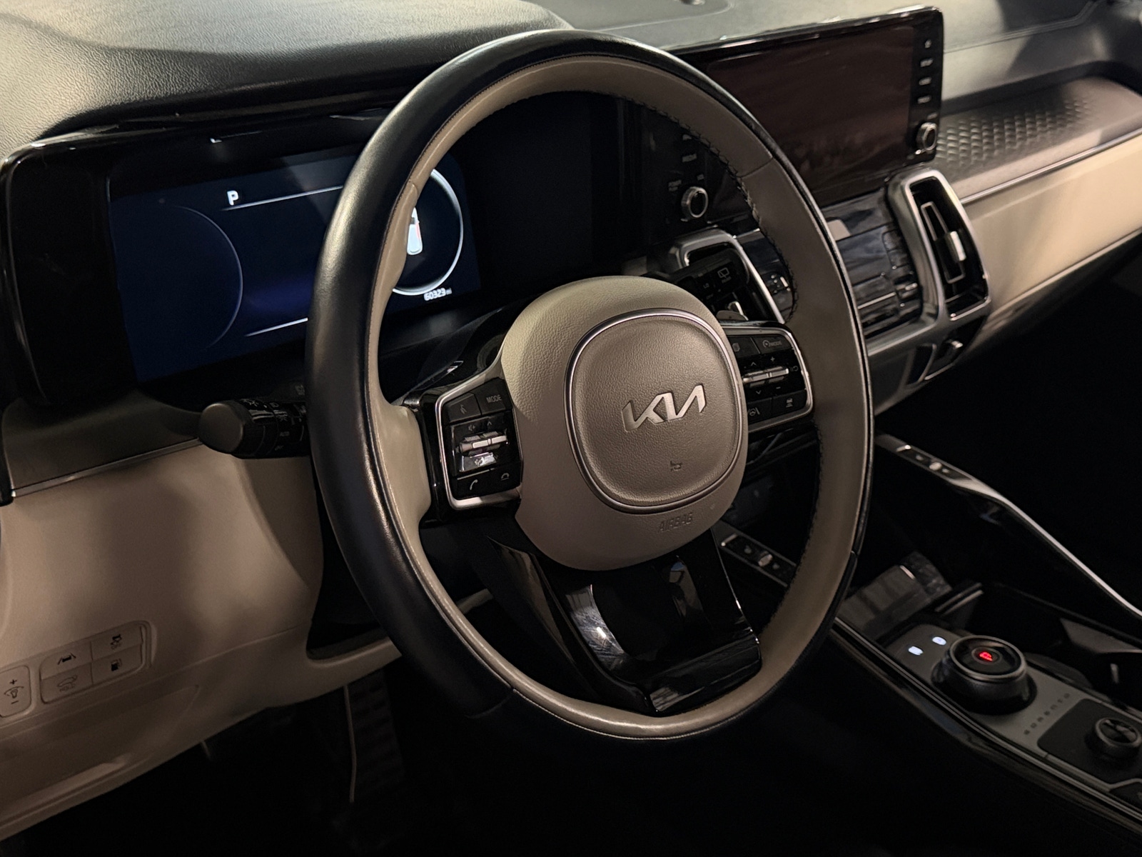 Thumbnail: 2023 Kia Sorento - 4
